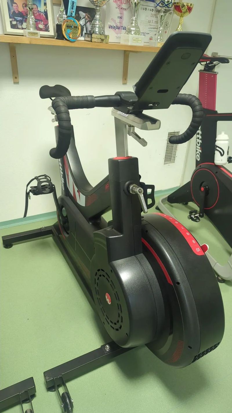 Cyklistický trenažér Wattbike 