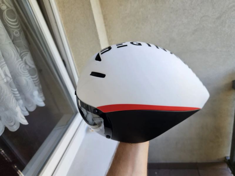 Triatlonová časovkářská přilba na kolo