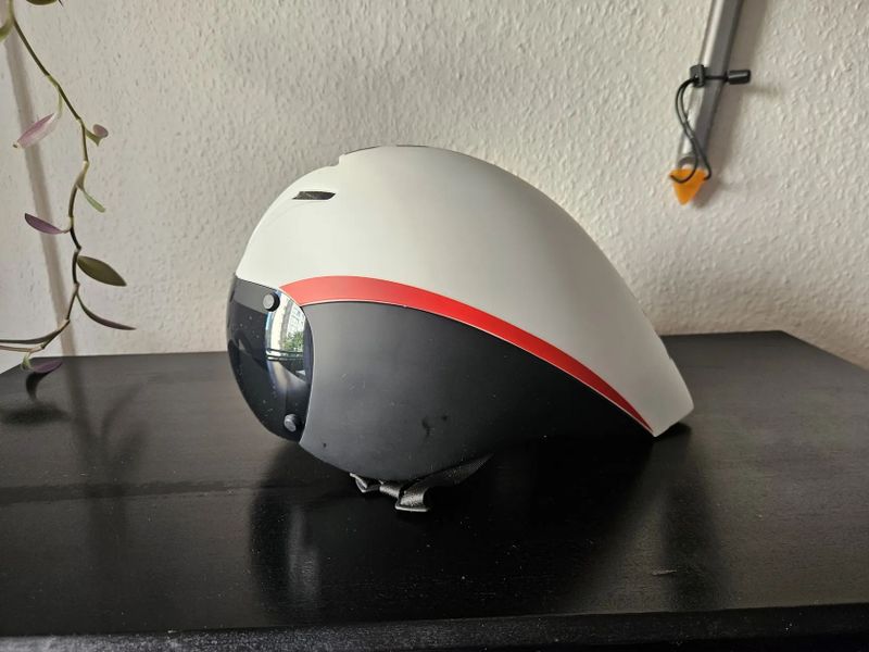 Triatlonová časovkářská přilba na kolo