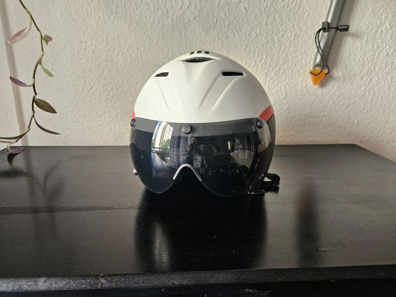 Triatlonová časovkářská přilba na kolo