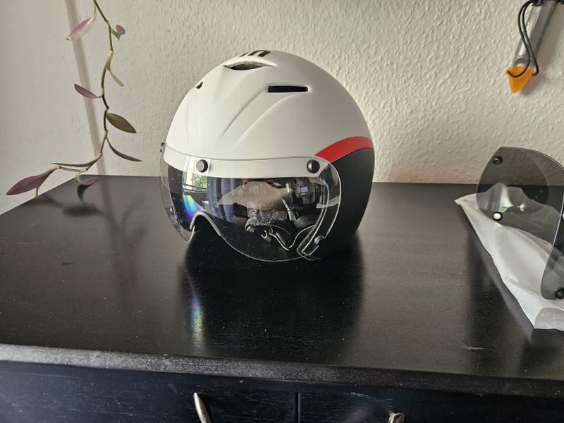 Triatlonová časovkářská přilba na kolo