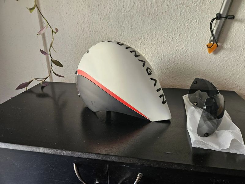Triatlonová časovkářská přilba na kolo