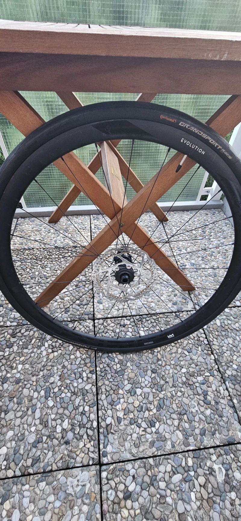 Prodám zapletená silniční kola Newmen Evolution SL R.32 - včetně plášťů a kotoučů