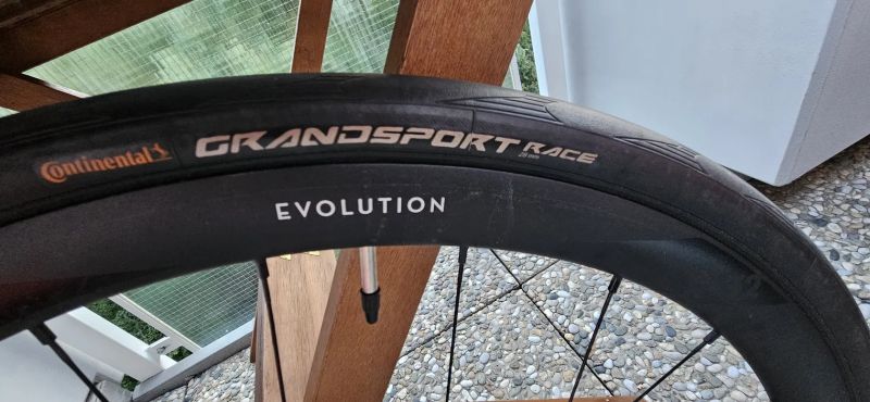 Prodám zapletená silniční kola Newmen Evolution SL R.32 - včetně plášťů a kotoučů