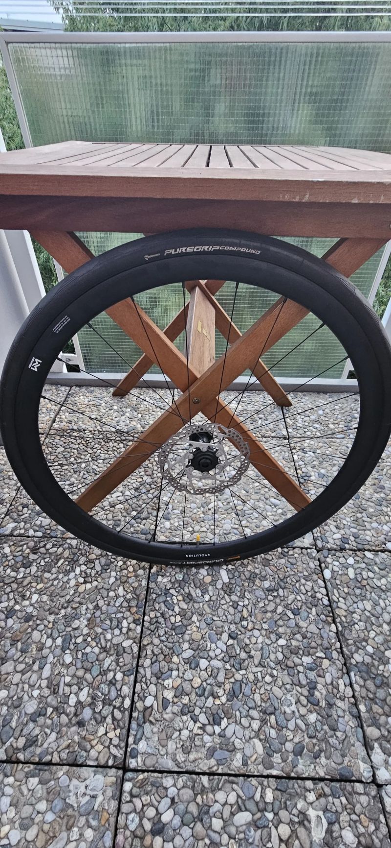 Prodám zapletená silniční kola Newmen Evolution SL R.32 - včetně plášťů a kotoučů