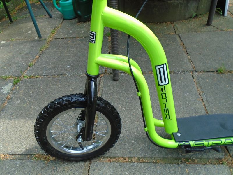 Dětská koloběžka BROTHER MISTRAL 12" zelená pěkný stav