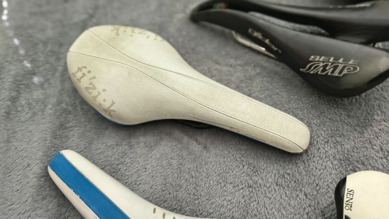 Starší sedla Fizik, Senso 150,-/ks