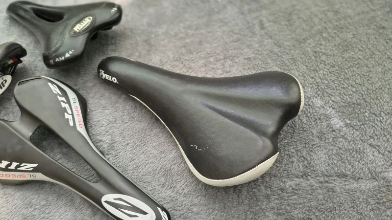 Starší sedla Fizik, Senso 150,-/ks
