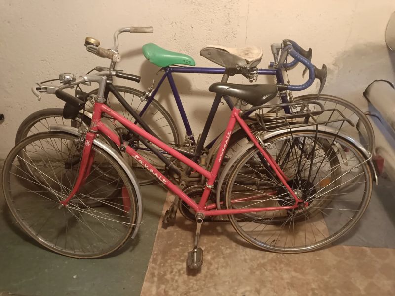 Prodám staré kola,jedno po renovaci.