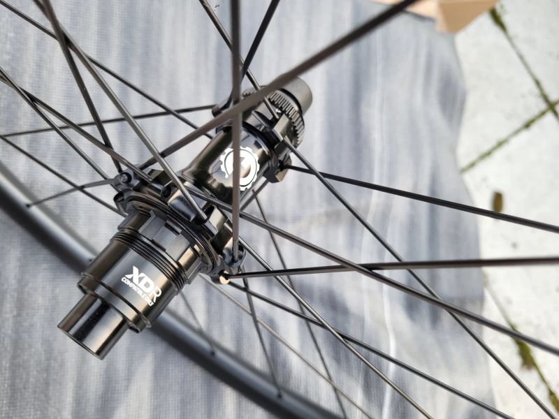 Karbonová silniční kola ELITEWHEELS ENT 2.0 Disc 38mm, ořech XDR, nová