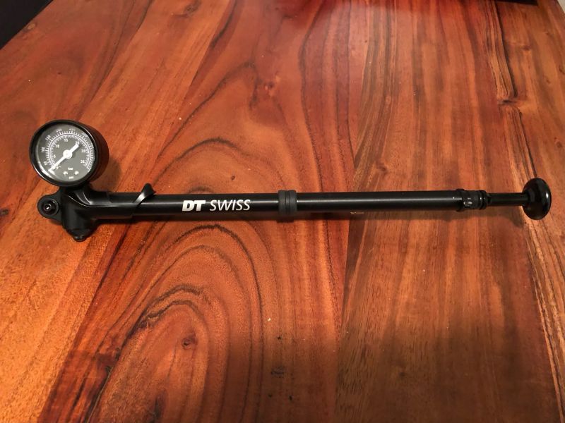 Pumpa DT SWISS. Max tlak 32 Bar / 450 Psi. 