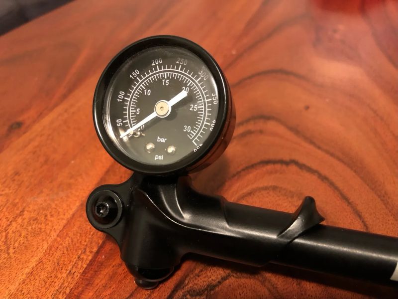 Pumpa DT SWISS. Max tlak 32 Bar / 450 Psi. 