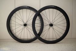 BMC CR 50 – karbonová silniční/tréninková kola, Centerlock, Shimano HG