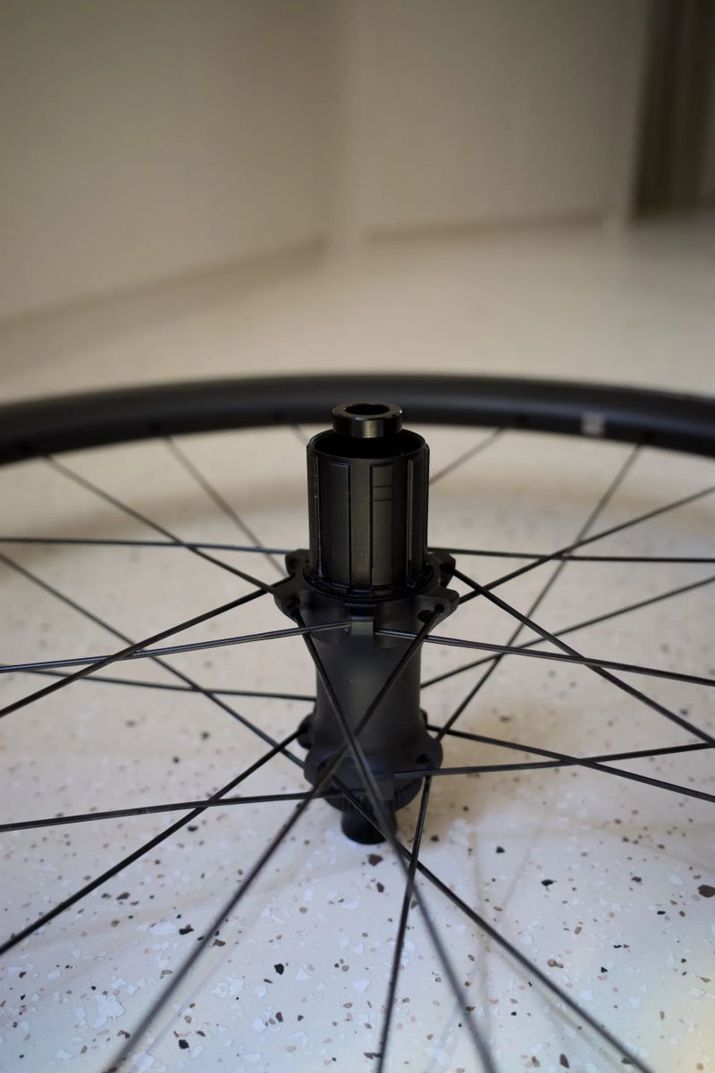 BMC CR 50 – karbonová silniční/tréninková kola, Centerlock, Shimano HG