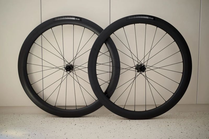 BMC CR 50 – karbonová silniční/tréninková kola, Centerlock, Shimano HG