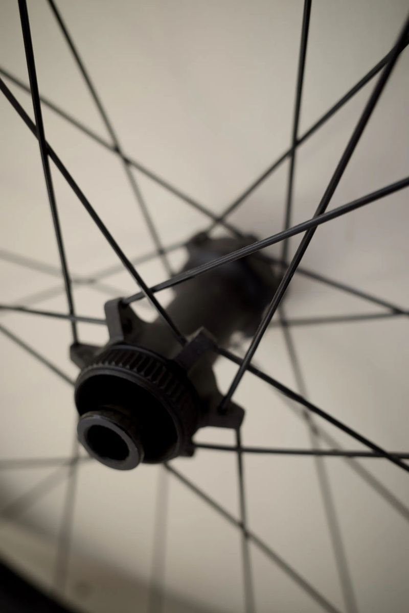 BMC CR 50 – karbonová silniční/tréninková kola, Centerlock, Shimano HG