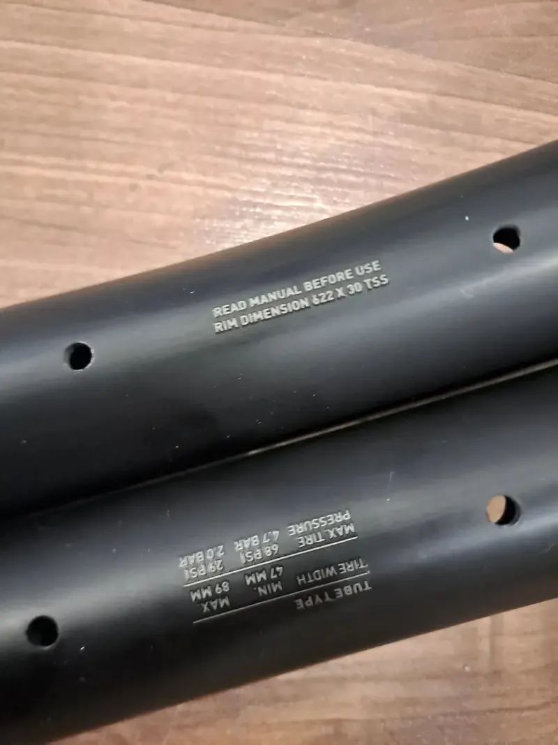 NOVÉ karbonové ráfky DT Swiss XRC 1900 / 28 děr / váha 445g
