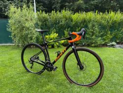 Giant Revolt Advanced 3, vel. M/L, karbon, v záruce, top stav