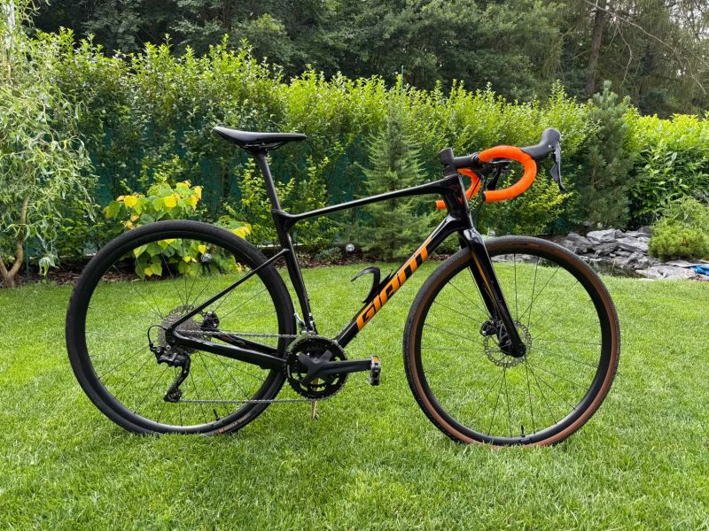 Giant Revolt Advanced 3, vel. M/L, karbon, v záruce, top stav