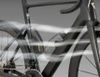 Aerodynamicky tvarovaná cyklistická láhev CYCLAMI s objemem 650 ml a vlastním kompatibilním košíkem