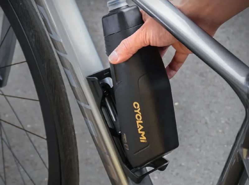Aerodynamicky tvarovaná cyklistická láhev CYCLAMI s objemem 650 ml a vlastním kompatibilním košíkem