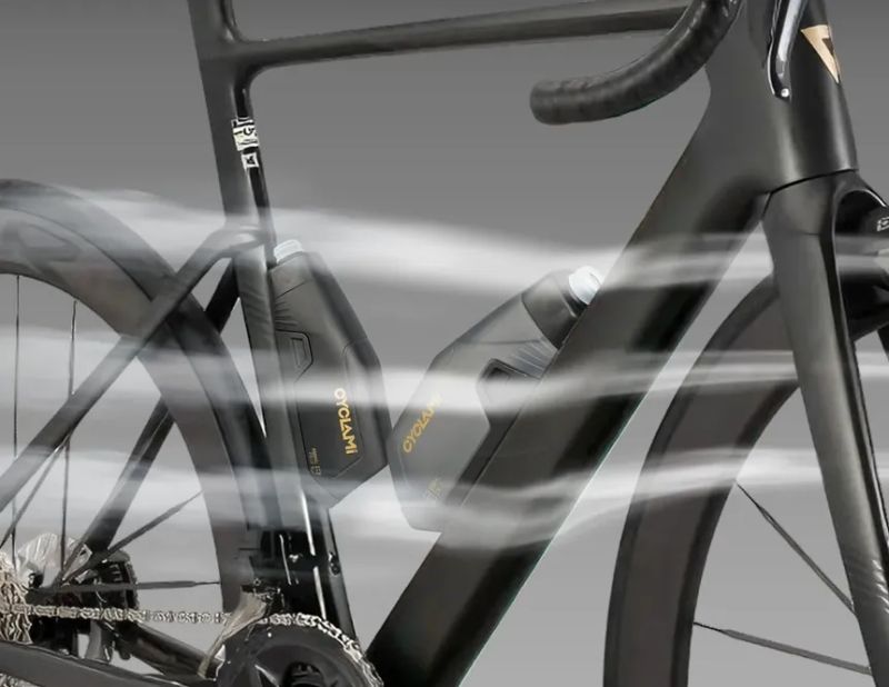 Aerodynamicky tvarovaná cyklistická láhev CYCLAMI s objemem 650 ml a vlastním kompatibilním košíkem