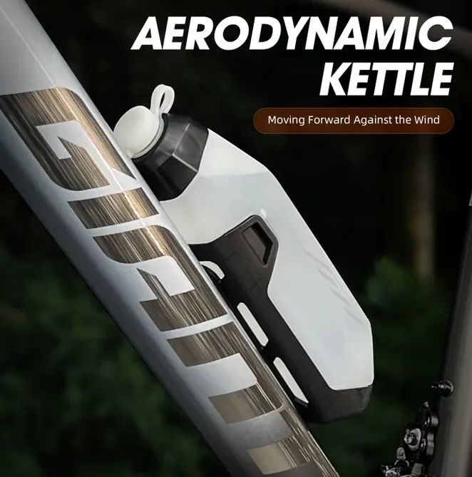 Aerodynamicky tvarovaná cyklistická láhev CYCLAMI s objemem 650 ml a vlastním kompatibilním košíkem