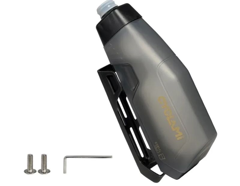 Aerodynamicky tvarovaná cyklistická láhev CYCLAMI s objemem 650 ml a vlastním kompatibilním košíkem