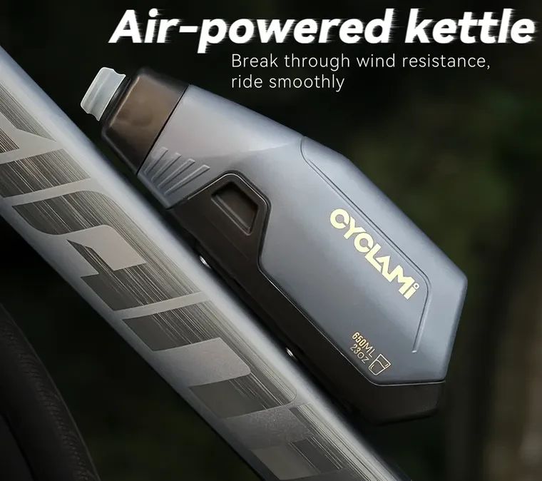 Aerodynamicky tvarovaná cyklistická láhev CYCLAMI s objemem 650 ml a vlastním kompatibilním košíkem
