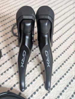 Shimano GRX ST-RX610 / BR-RX400 1x12. Set pravá + levá páka + třmeny. 