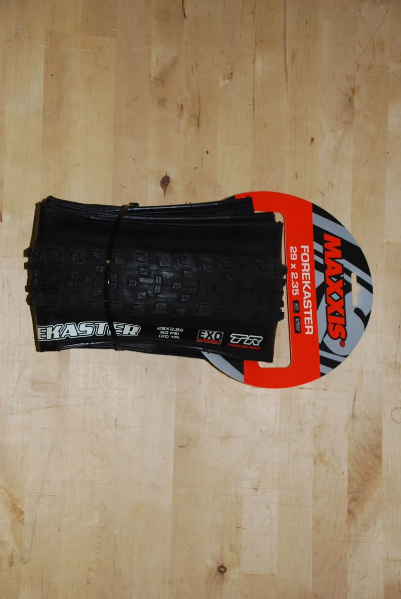 LEVNĚ DVA PLÁŠTĚ MAXXIS FOREKASTER 29x2,35 EXO TR 120TPI