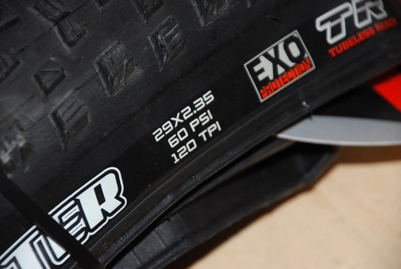 LEVNĚ DVA PLÁŠTĚ MAXXIS FOREKASTER 29x2,35 EXO TR 120TPI