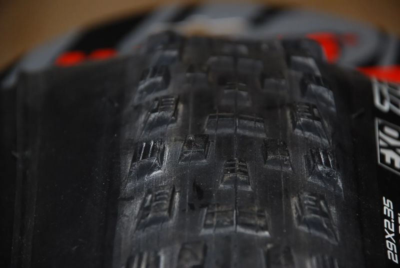 LEVNĚ DVA PLÁŠTĚ MAXXIS FOREKASTER 29x2,35 EXO TR 120TPI