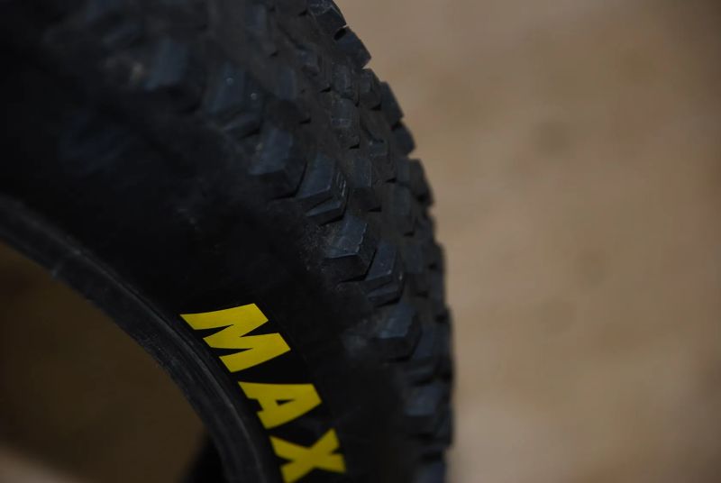 LEVNĚ DVA PLÁŠTĚ MAXXIS FOREKASTER 29x2,35 EXO TR 120TPI