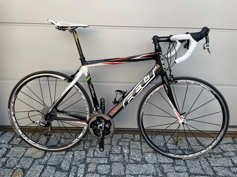 FELT Z25 – SRAM RED / Fulcrum Racing Zero – TOP STAV, GARÁŽOVÁNO