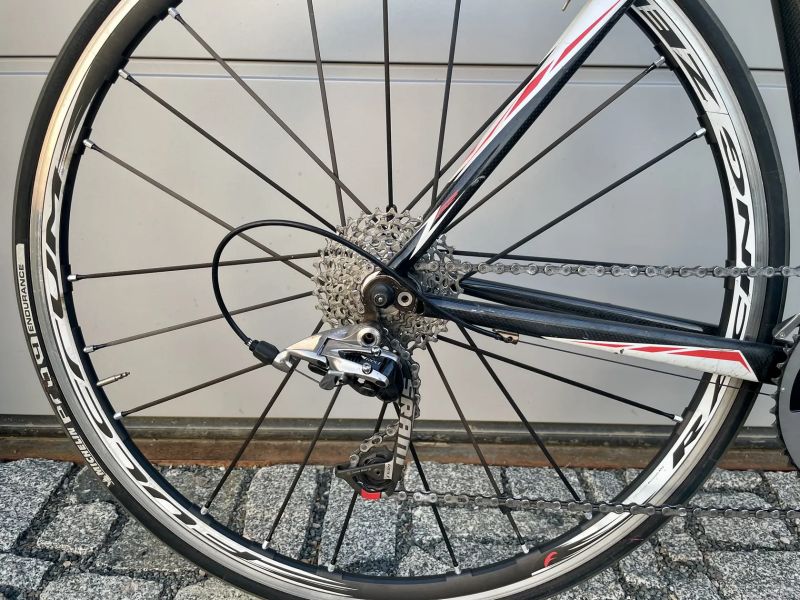 FELT Z25 – SRAM RED / Fulcrum Racing Zero – TOP STAV, GARÁŽOVÁNO