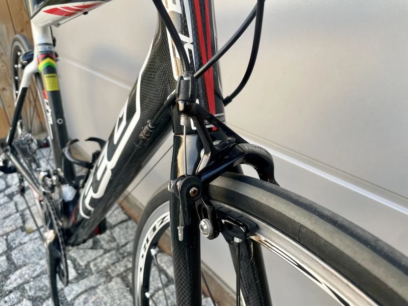 FELT Z25 – SRAM RED / Fulcrum Racing Zero – TOP STAV, GARÁŽOVÁNO