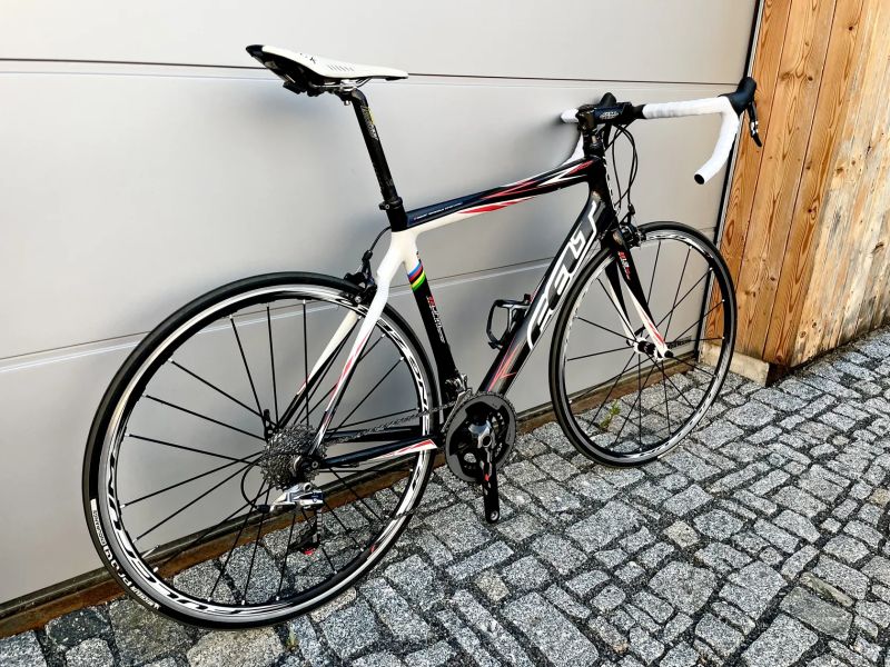 FELT Z25 – SRAM RED / Fulcrum Racing Zero – TOP STAV, GARÁŽOVÁNO