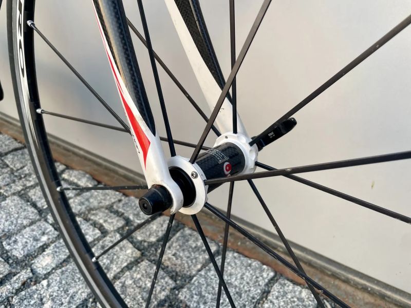 FELT Z25 – SRAM RED / Fulcrum Racing Zero – TOP STAV, GARÁŽOVÁNO