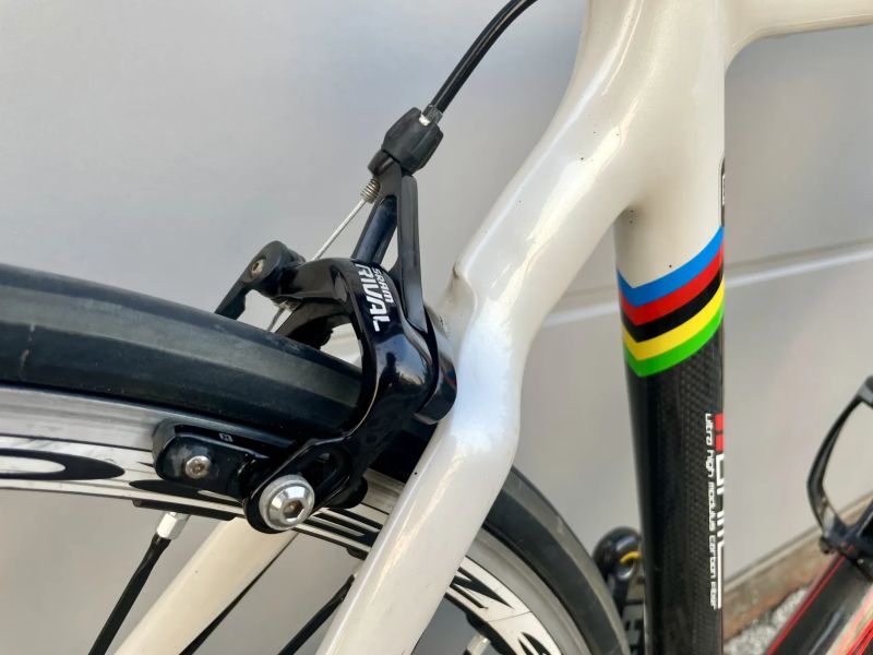 FELT Z25 – SRAM RED / Fulcrum Racing Zero – TOP STAV, GARÁŽOVÁNO
