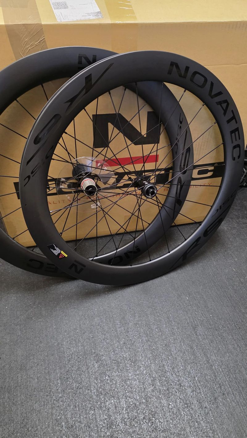 Nová tovární carbon kola Novatec R6 
