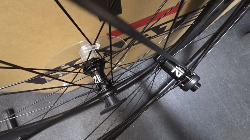 Nová tovární carbon kola Novatec R6 