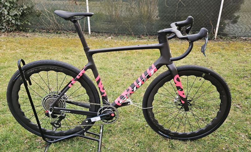 SCOTT Addict Gravel RC Carbon HMX 2025 Beluga Grey - rámová sada pro lehký závodní gravel - NOVÁ