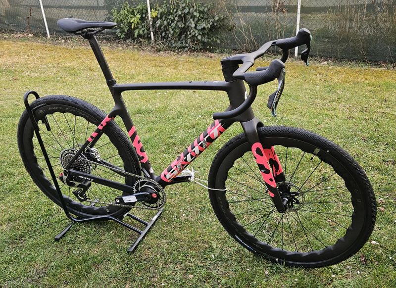 SCOTT Addict Gravel RC Carbon HMX 2025 Beluga Grey - rámová sada pro lehký závodní gravel - NOVÁ
