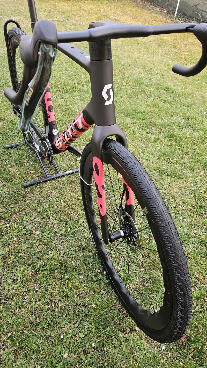 SCOTT Addict Gravel RC Carbon HMX 2025 Beluga Grey - rámová sada pro lehký závodní gravel - NOVÁ