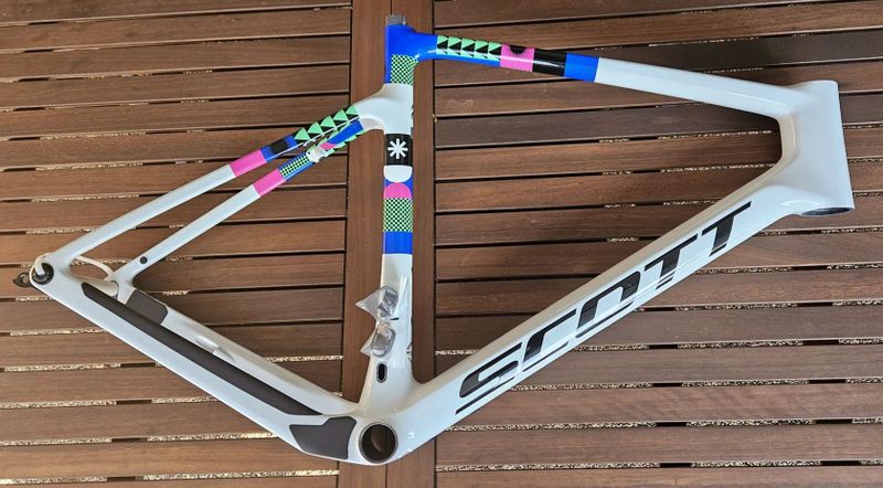 SCOTT Addict Gravel RC Carbon HMX 2025 Beluga Grey - rámová sada pro lehký závodní gravel - NOVÁ