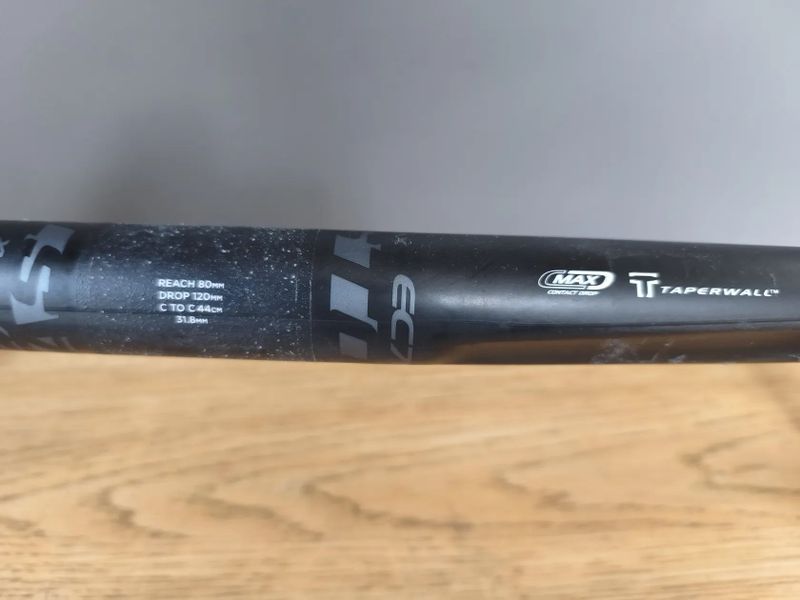 karbonový kokpit řidítka GIANT Contact SLR a EASTON EC70ax a Knight ONE