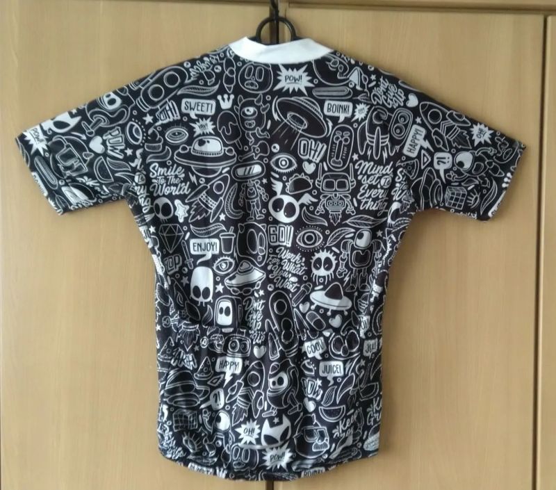 Cyklistický dres, helma, sedlo