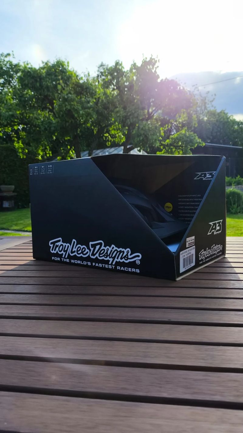 Helma Troy Lee Designs A3 MIPS (Velikost XS/S) – s krabicí