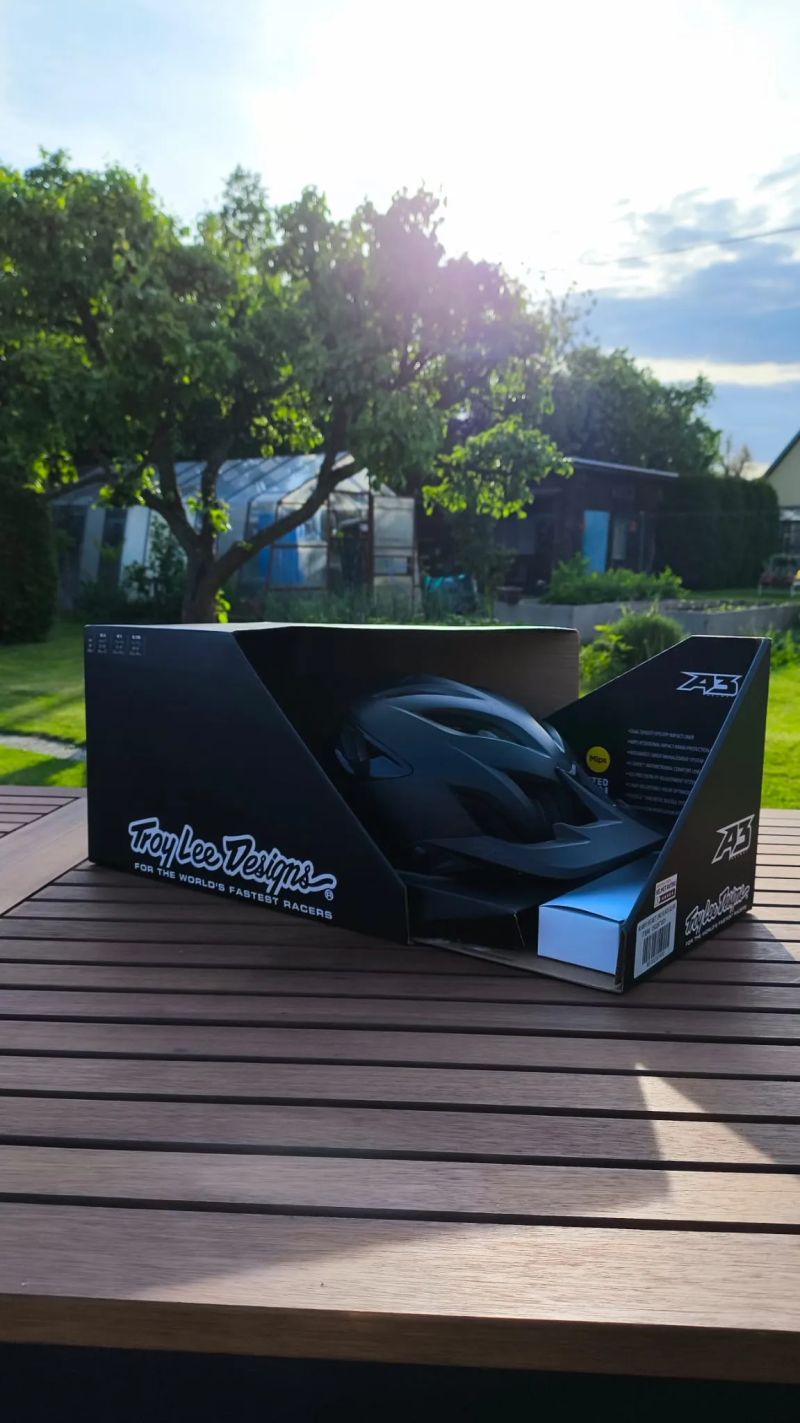 Helma Troy Lee Designs A3 MIPS (Velikost XS/S) – s krabicí